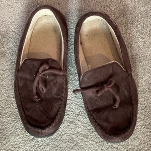Men’s  brown suede, Isotoner slippers size 13-14 in good condition.